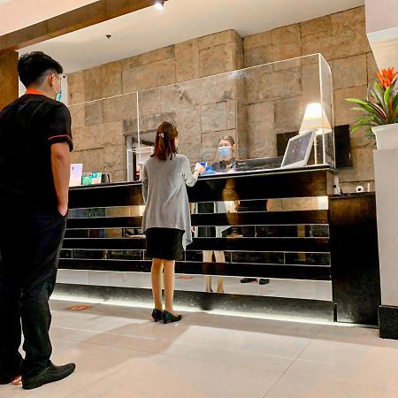 The B Hotel Alabang Muntinlupa City Esterno foto