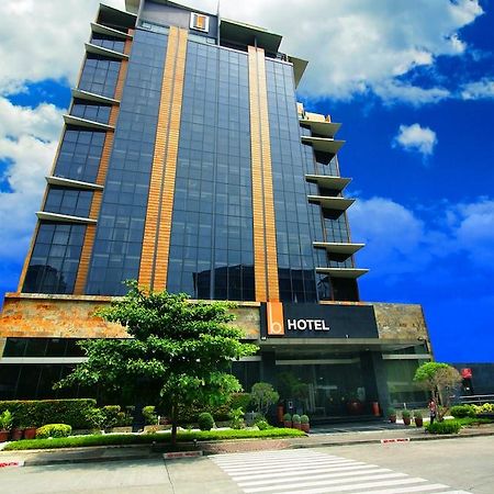 The B Hotel Alabang Muntinlupa City Esterno foto