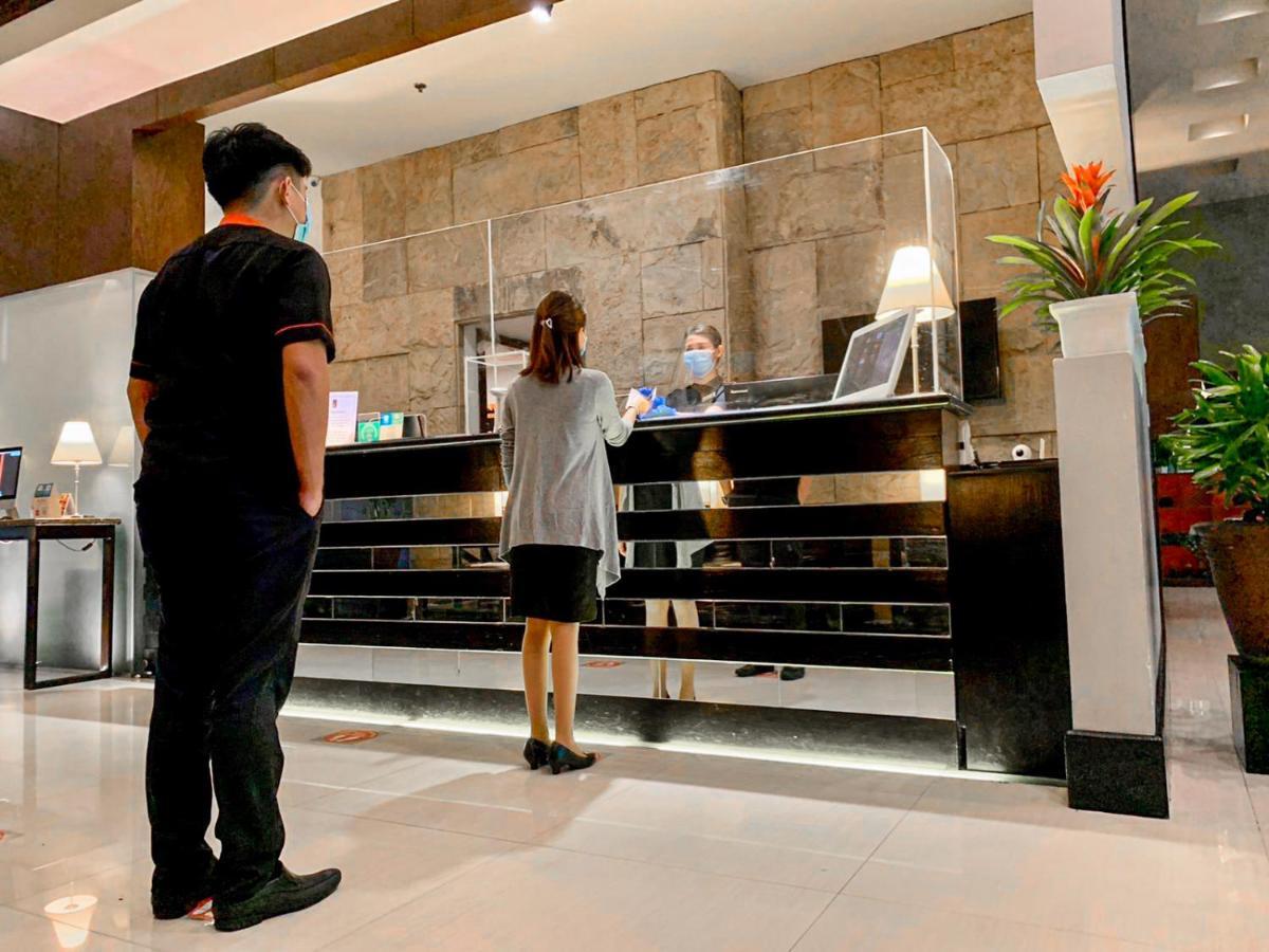 The B Hotel Alabang Muntinlupa City Esterno foto