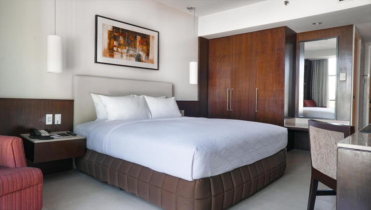 The B Hotel Alabang Muntinlupa City Esterno foto