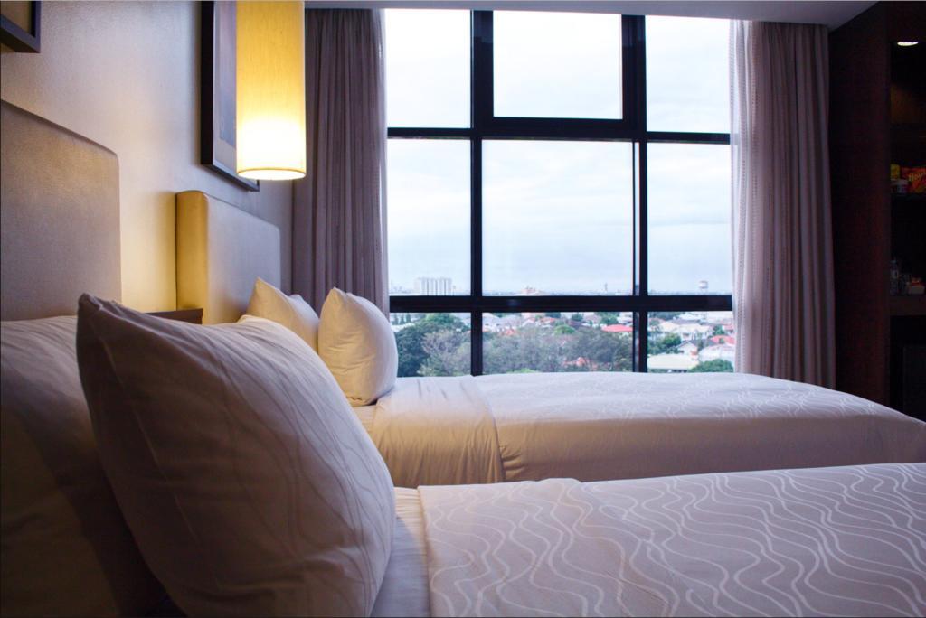 The B Hotel Alabang Muntinlupa City Esterno foto