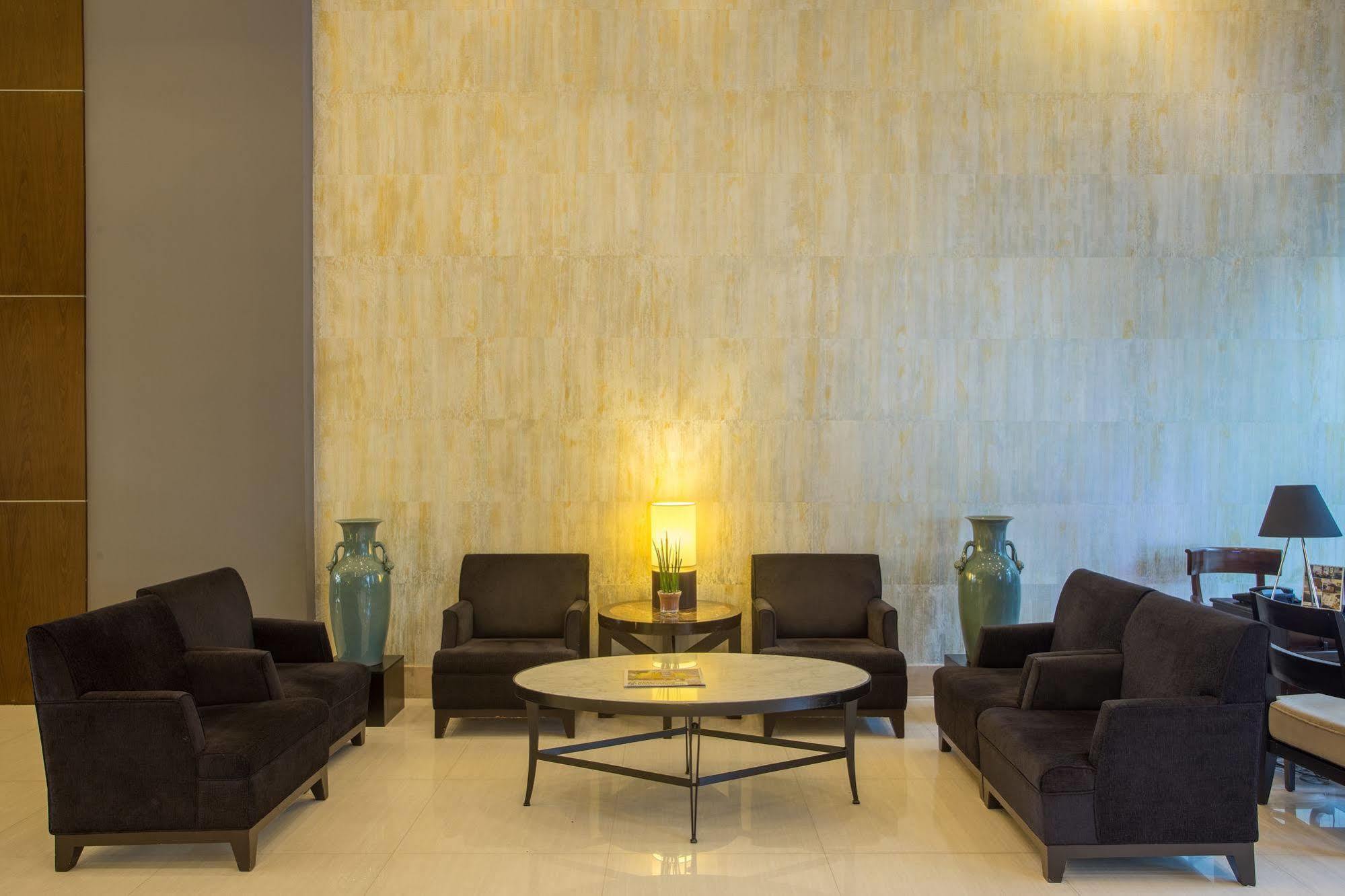 The B Hotel Alabang Muntinlupa City Esterno foto