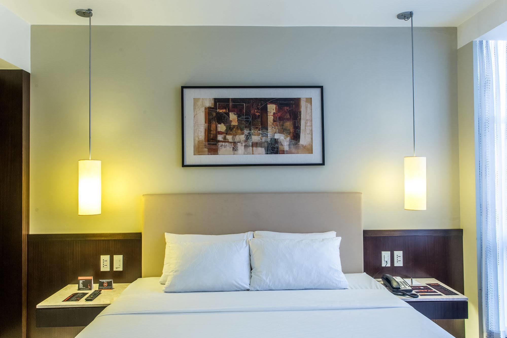The B Hotel Alabang Muntinlupa City Esterno foto