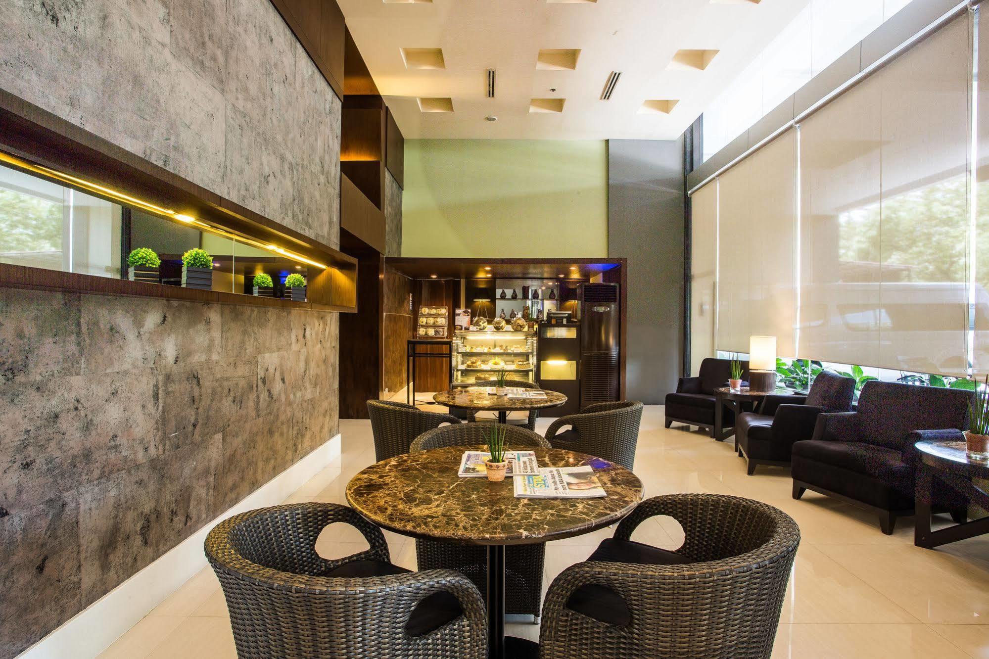 The B Hotel Alabang Muntinlupa City Esterno foto