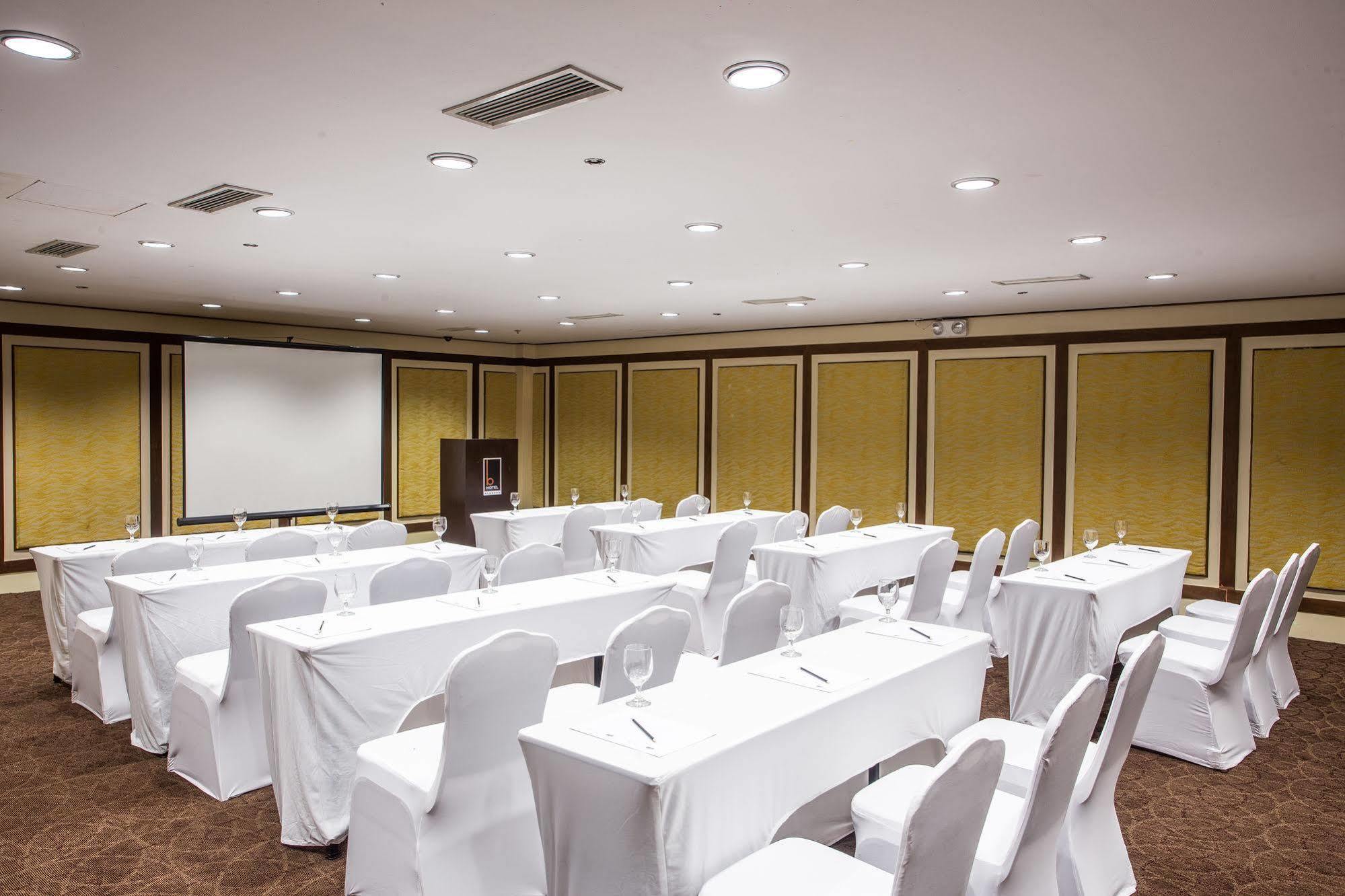 The B Hotel Alabang Muntinlupa City Esterno foto