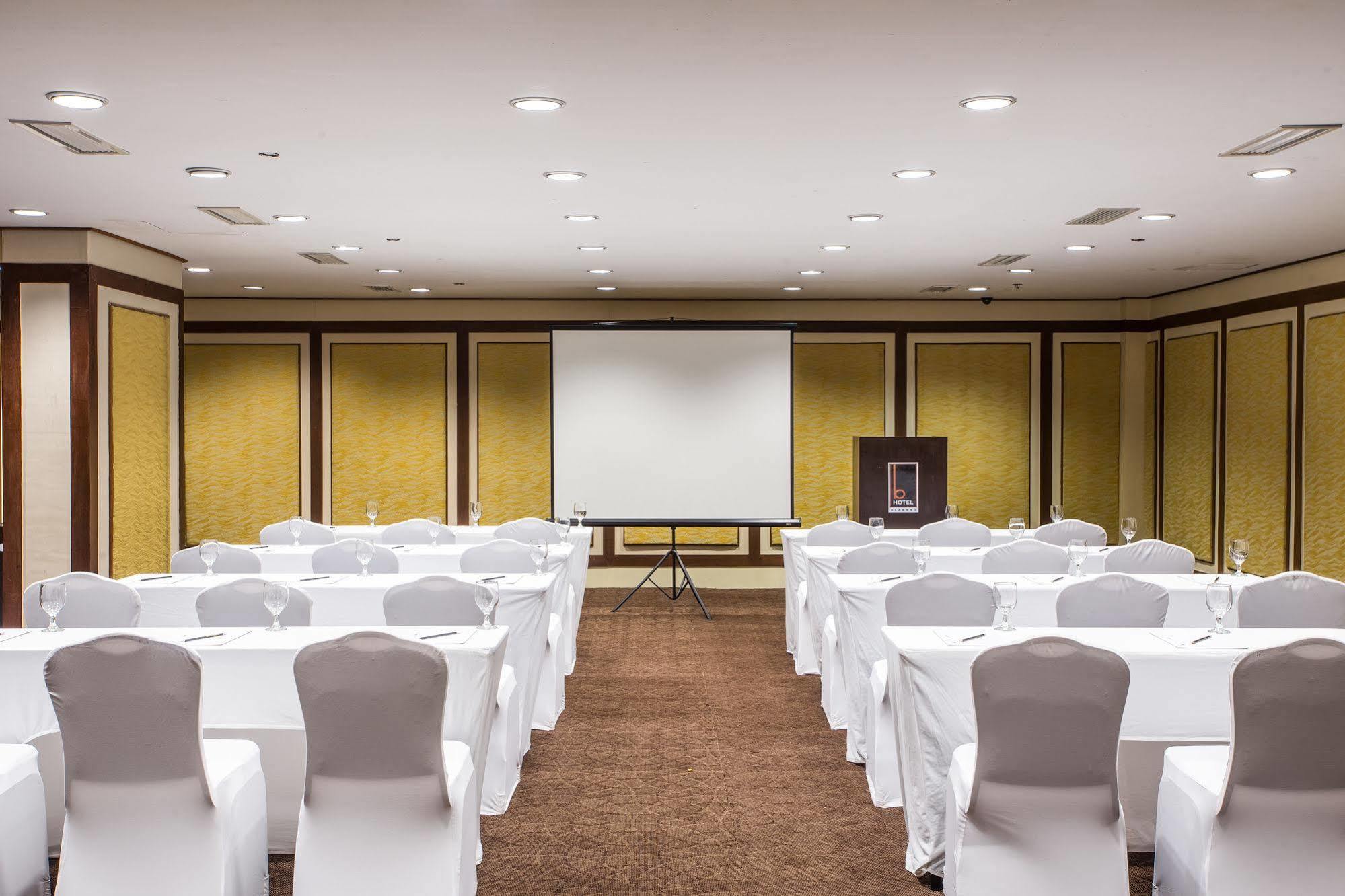 The B Hotel Alabang Muntinlupa City Esterno foto